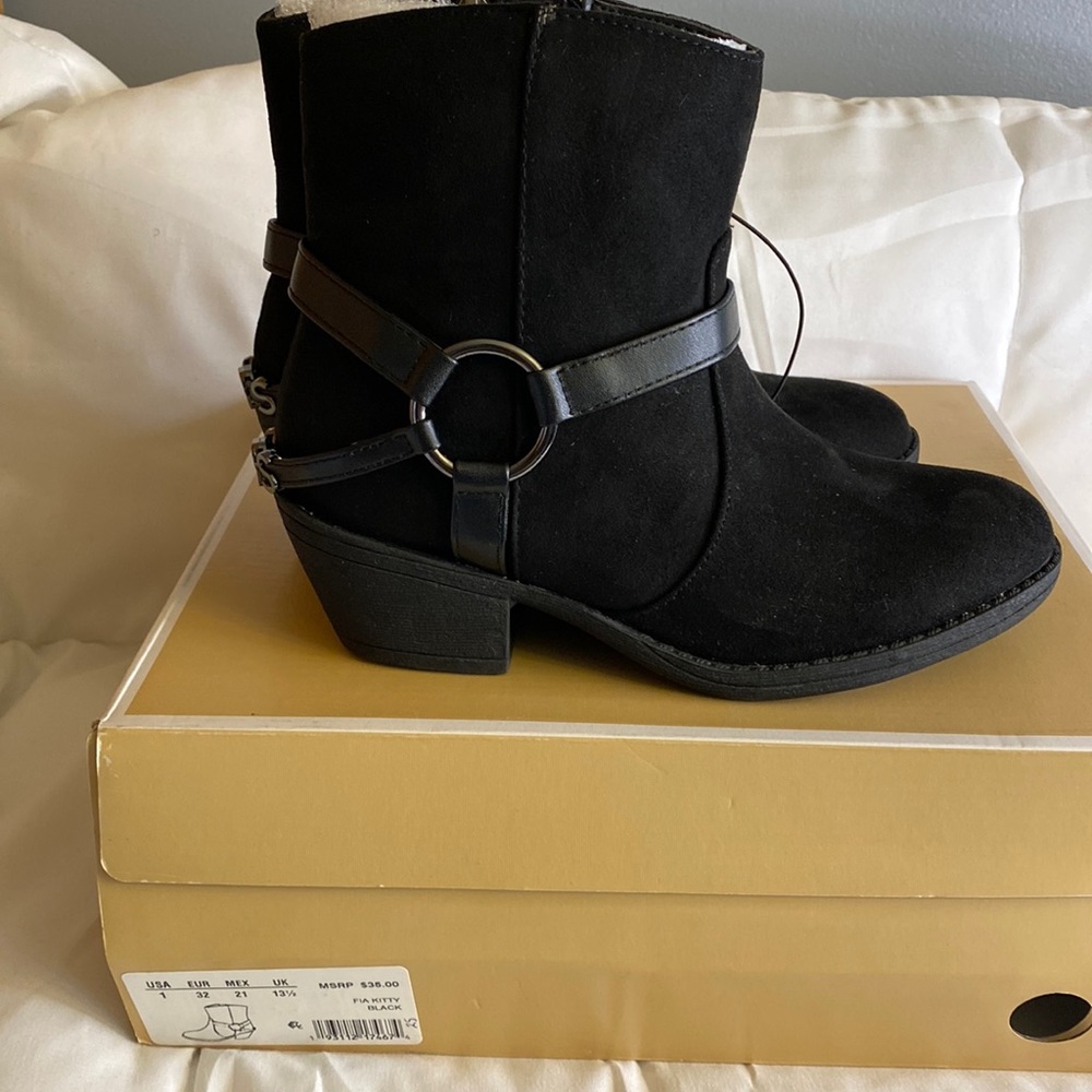 Girls black MK boots size-1 for $25